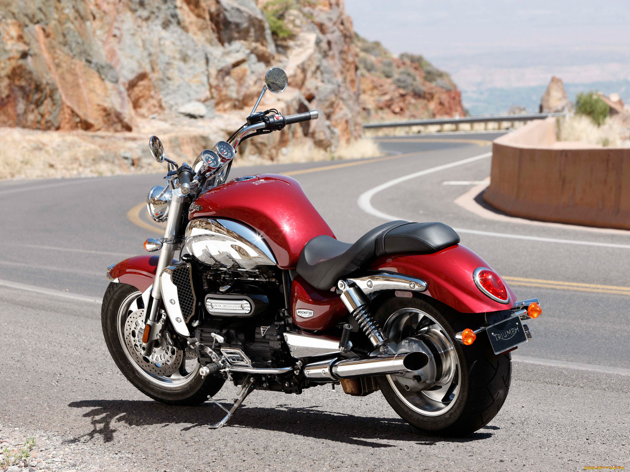 Triumph rocket. Triumph Rocket 3. Triumph Rocket III Roadster. Мотоцикл Triumph Rocket 3. Мотоцикл круизер Триумф рокет 3.